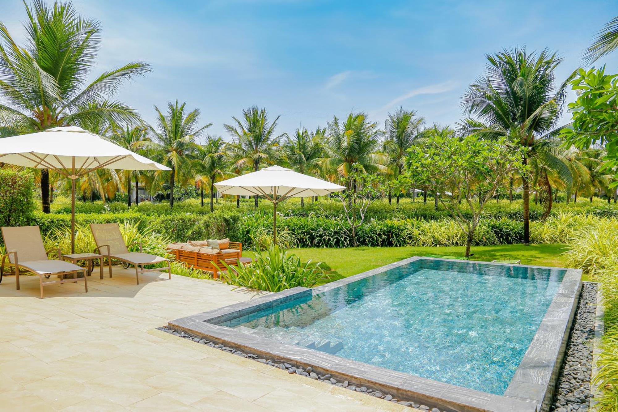 Melia Ho Tram Beach Resort מראה חיצוני תמונה A pool at the resort