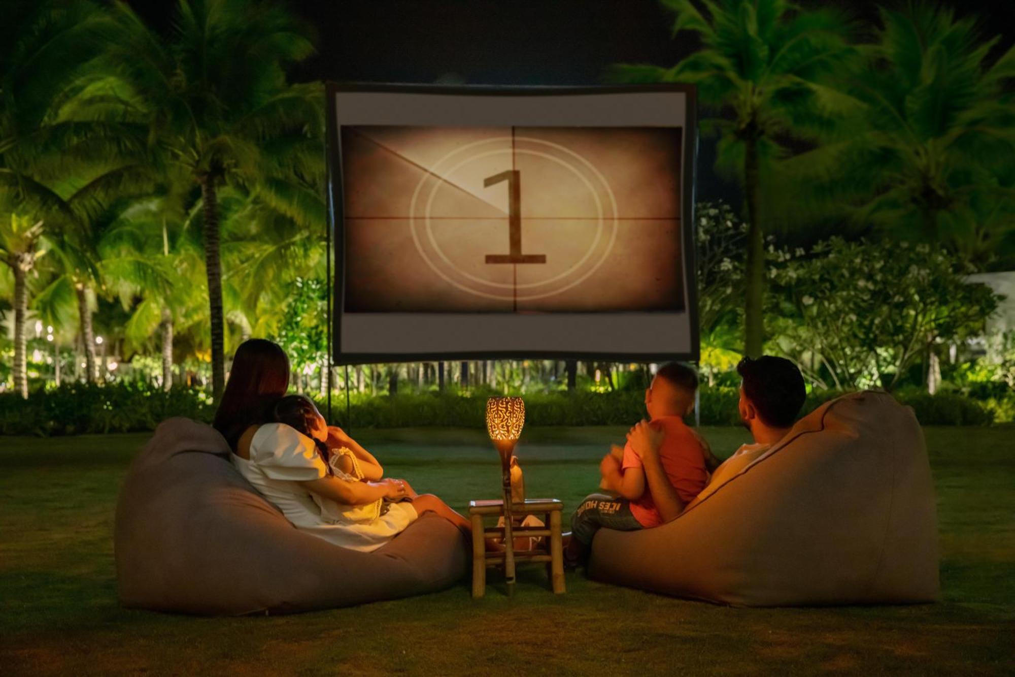 Melia Ho Tram Beach Resort מראה חיצוני תמונה Outdoor movie at The Village