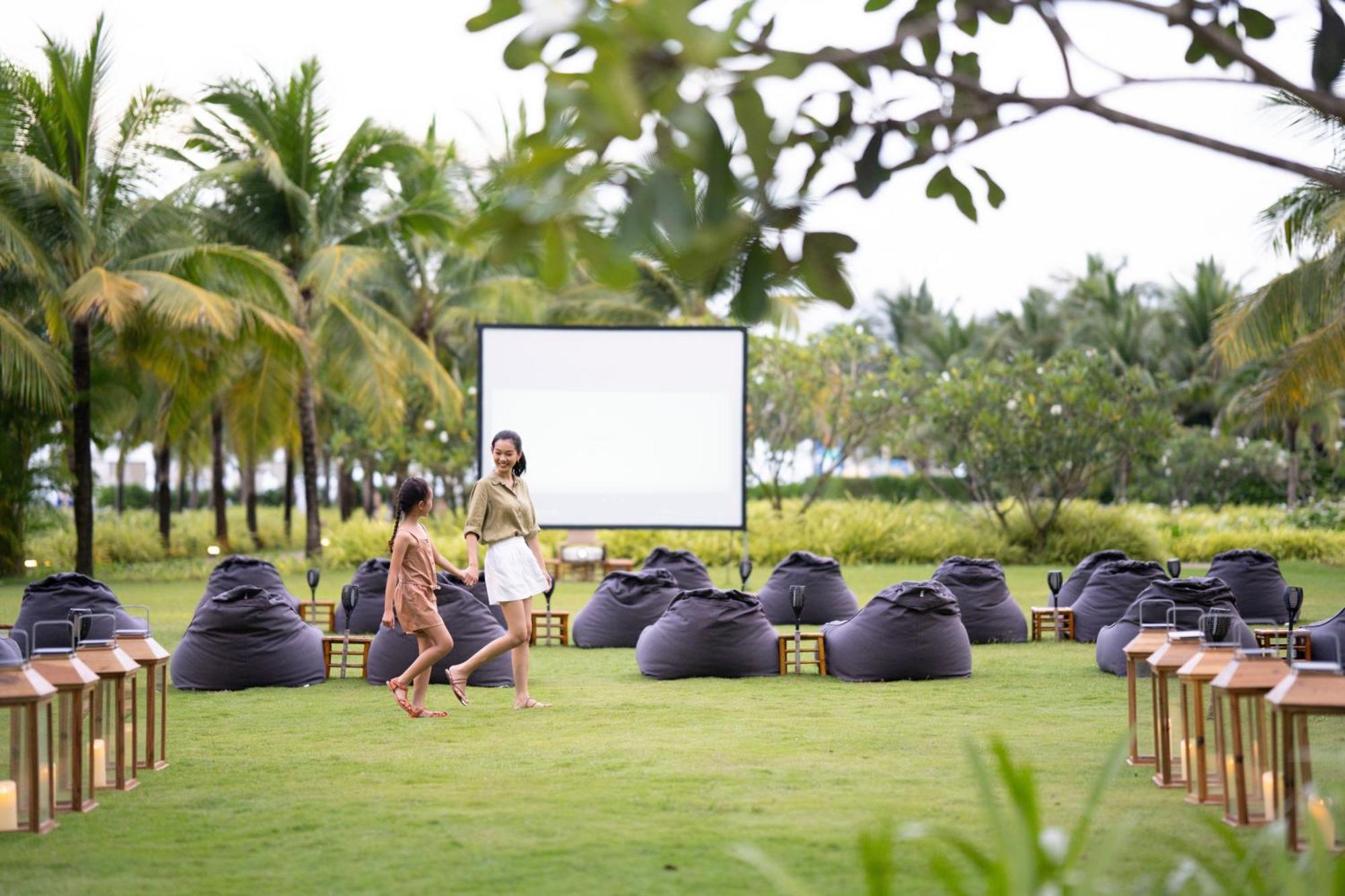 Melia Ho Tram Beach Resort מראה חיצוני תמונה The lawn at the resort