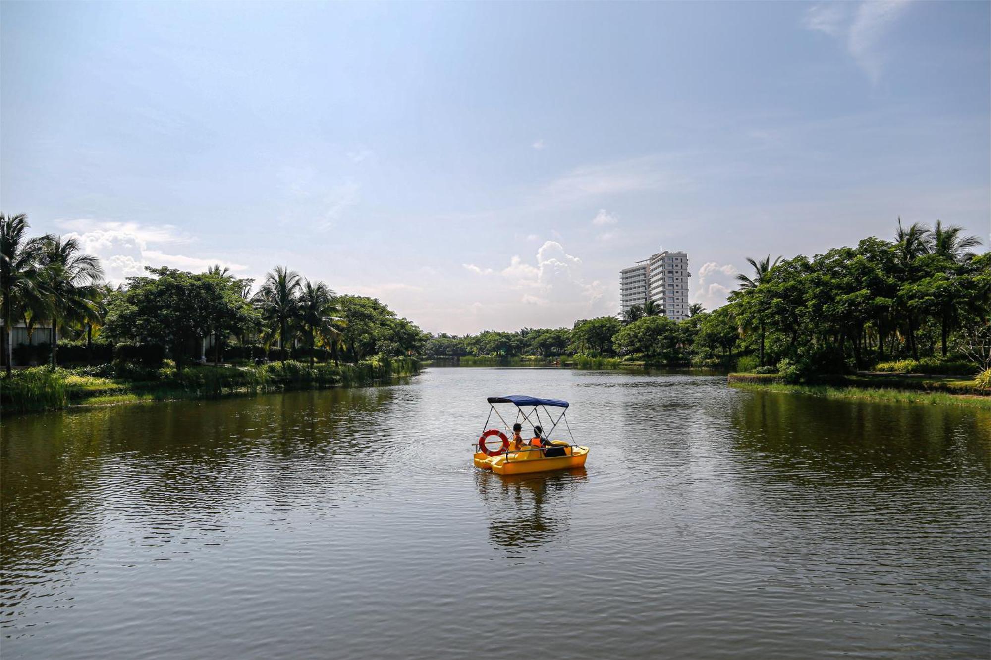 Melia Ho Tram Beach Resort מראה חיצוני תמונה Boating at the lake