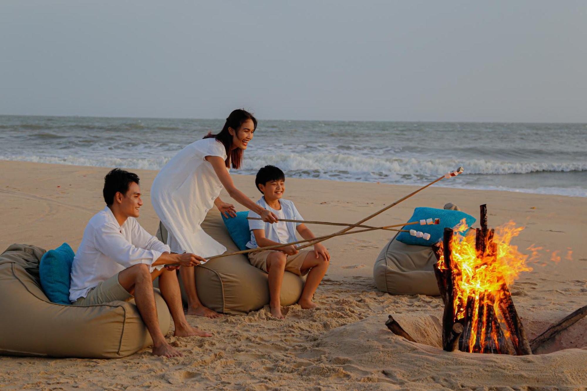 Melia Ho Tram Beach Resort מראה חיצוני תמונה A family at the beach